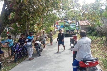 Sejumlah warga memenuhi jalan di Desa Tanjung Tiram untuk menghadang kendaraan perusahaan galangan kapal. Sumber: kendaripos.fajar.co.id