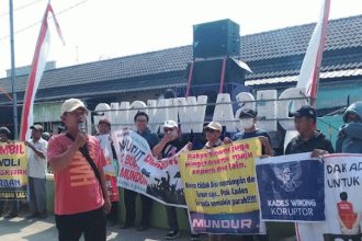 Puluhan warga Desa/Kecamatan Winong, Kabupaten Pati, menggelar unjuk rasa untuk menuntut Kades Ujok Budianto mundur dari jabatan kepala desa setempat. Sumber : Arif Febriyanto/Lingkarjateng.id