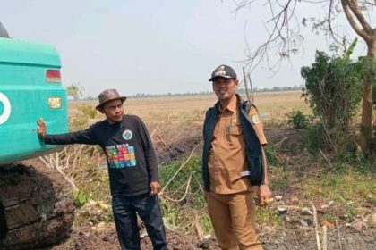 Kepala Desa Karangharja terjung langsung dalam Aksi Daerah Tanggap Darurat Bencana Kekeringan. Sumber : desamerdeka.id