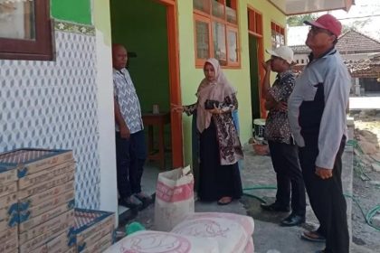 Pembangunan kelas MI Mahalul Ulum Desa Katimoho ditinjau oleh Kades Rini Aprilia bersama Ketua BPD Mulyono dan Sekdes Arip Cahyono. Sumber : Fahrudin/afederasi.com