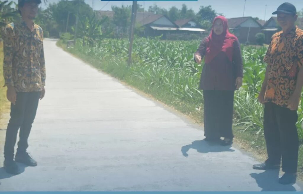 Kades Klitih Siti Ro’aini bersama perangkat desa meninjau jalan rabat beton di Dusun Jabon, Desa Klitih, Kecamatan Plandaan Jombang. Sumber : Ainul Hafidz/Radar Jombang