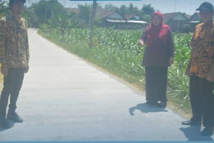 Kades Klitih Siti Ro’aini bersama perangkat desa meninjau jalan rabat beton di Dusun Jabon, Desa Klitih, Kecamatan Plandaan Jombang. Sumber : Ainul Hafidz/Radar Jombang