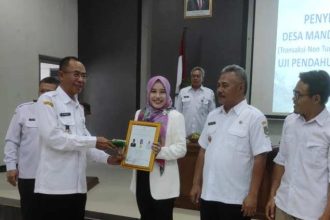 Pj Bupati Banjarnegara Muhammad Masrofi menyerahkan penghargaan Desa Mandiri dan melaunching Sinta Cantik. Sumber : Muchlas Hamidi/TIMES Indonesia.