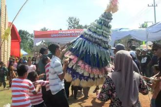 Salah Satu Tradisi Masyarakat Bondowoso Yakni Tumpeng Hingga Saat Ini Masih Terus Dilestarikan. Sumber : Disparbudpora Bondowoso