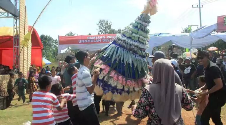 Salah Satu Tradisi Masyarakat Bondowoso Yakni Tumpeng Hingga Saat Ini Masih Terus Dilestarikan. Sumber : Disparbudpora Bondowoso