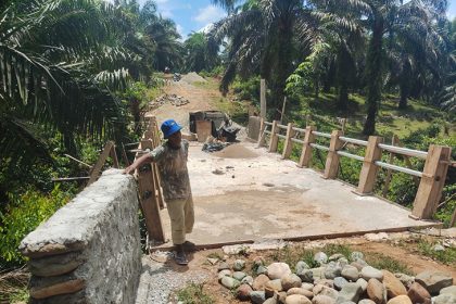 Jembatan yang diperbaiki oleh Pemerintah Desa Tanjung Medan. Sumber: Mukomukonews.com