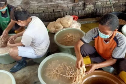Salah satu industri rumahan yang memproduksi keripik usus di Dusun Sememi, Desa Modopuro. Sumber : indah/jprm