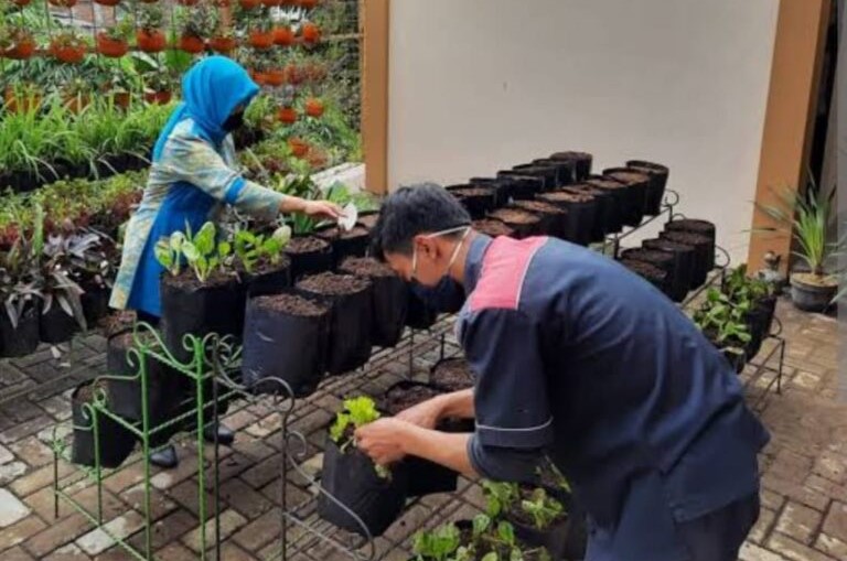 DLH Kabupaten Bogor melakukan verifikasi lapangan untuk mengevaluasi perkembangan kegiatan Kampung Ramah Lingkungan. Sumber : pakuanraya.com