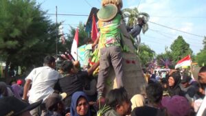 Berebut gunungan di Festival Ketan Lumajang. Sumber : Nur Hadi Wicaksono/detikJatim