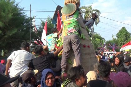 Berebut gunungan di Festival Ketan Lumajang. Sumber : Nur Hadi Wicaksono/detikJatim