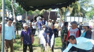 Petani mengikuti program Sekolah Lapang Gerakan Tani Pro Organik yang digelar di Desa Takmung. Sumber foto : istimewa