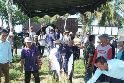 Petani mengikuti program Sekolah Lapang Gerakan Tani Pro Organik yang digelar di Desa Takmung. Sumber foto : istimewa