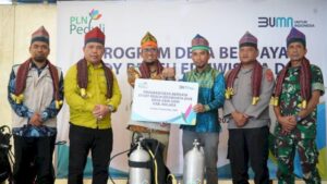 Penyerahan simbolis peralatan wisata di Desa Sani-Sani. Sumber: portalmedia.id