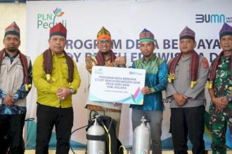 Penyerahan simbolis peralatan wisata di Desa Sani-Sani. Sumber: portalmedia.id