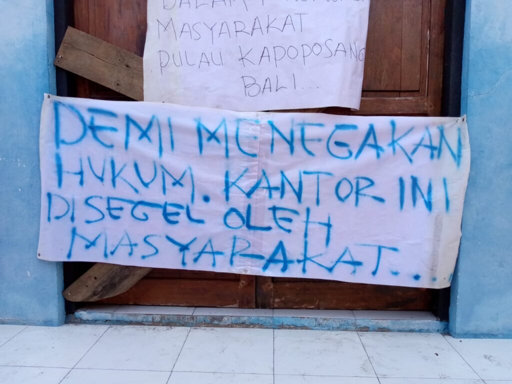 Baikot Kantor Desa Kapoposang. Sumber Foto : Peduli Rakyat