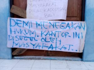 Baikot Kantor Desa Kapoposang. Sumber Foto : Peduli Rakyat