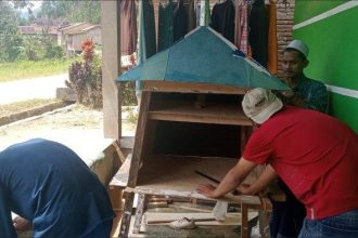 Proses pembuatan Tiri yang diisi dengan makanan khas bernama doda. Sumber: sulbar.tribunnews.com