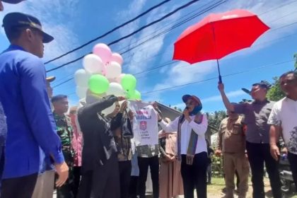 Penyerahan secara simbolis Panggulo sebagai Desa Ramah Perempuan dan Anak. Sumber: Jawapos.com