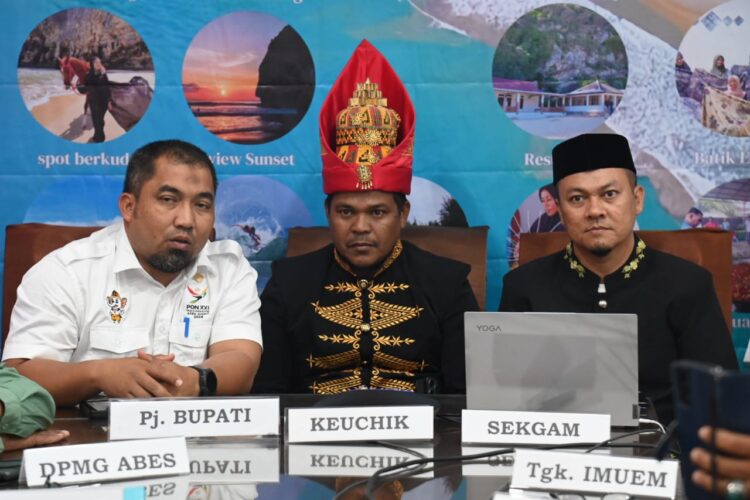 Pj. Bupati Aceh Besar Muhammad Iswanto dan Perangkat Gampong Meunasah Balee saat mengikuti Zoom Meeting Penilaian LDWN 2024. Sumber: infoaceh.net