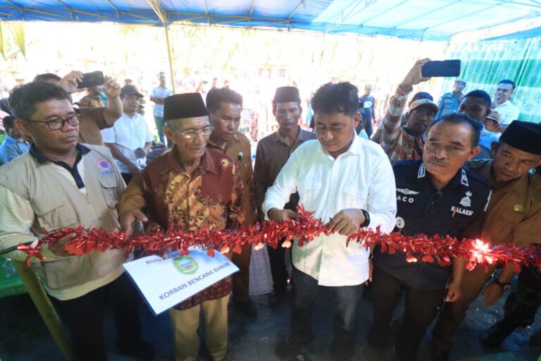 Peresmian bantuan 6 unit rumah oleh Bupati Haltim, Ubaid Yakub. Sumber : kabartimur.com