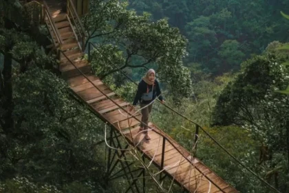 Wisatawan tengah menikmati suasana alam di Bukit Bejagan Desa Tempur baru-baru ini.