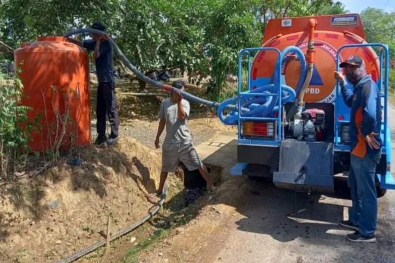 Petugas Badan Pencegahan Bencana Daerah (BPBD) Kabupaten Banjar menyuplai air menggunakan mobil tangki bagi warga di Desa Gunung Ulin Kecamatan Mataraman.