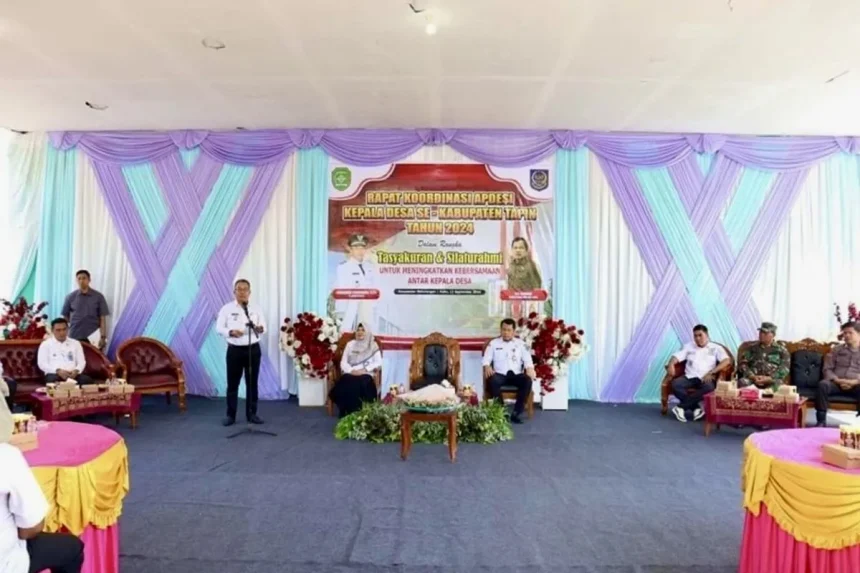 Penjabat (Pj) Bulati Tapin berikan sambutan saat menghadiri rapat koordinasi Asosiasi Pemerintahan Desa Seluruh Indonesia (APDESI) Tapin di Kantor Desa Ketapang.