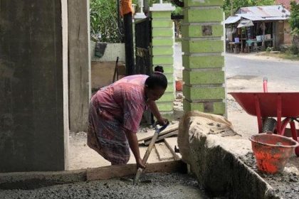Ibu-ibu turut membantu membangun Masjid Al-Muttawaqillin di Desa Kopi. Sumber: gorontalo.tribunnews.com.
