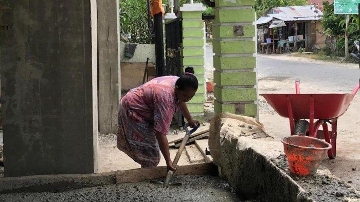 Ibu-ibu turut membantu membangun Masjid Al-Muttawaqillin di Desa Kopi. Sumber: gorontalo.tribunnews.com.