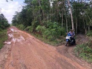 Jalan rusak menghambat aktivitas warga. Sumber: Kompasiana.com