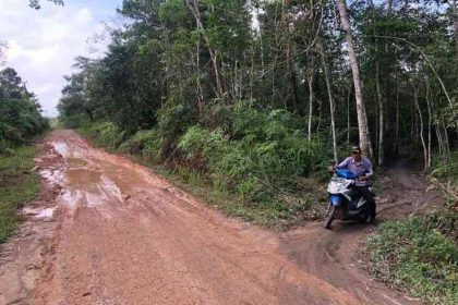 Jalan rusak menghambat aktivitas warga. Sumber: Kompasiana.com