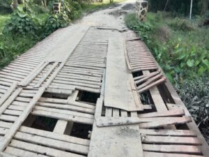 Kondisi jembatan di Desa Alabangi yang mengalami kerusakan. Sumber: bhayangkaranews24.id.