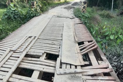 Kondisi jembatan di Desa Alabangi yang mengalami kerusakan. Sumber: bhayangkaranews24.id.