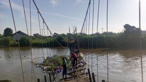 Jembatan gantung yang menghubungkan Desa Teluk Masjid dan Desa Tambalang Kecil, Kabupaten HSU yang rusak sejak Juli 2024.