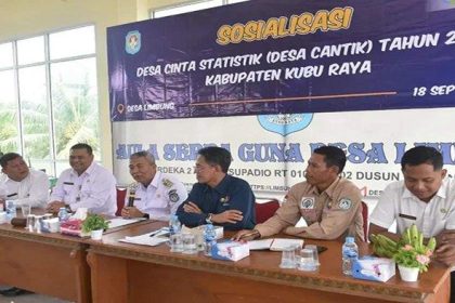 Pj Bupati kubu Raya Syarif Kamaruzaman saat hadiri Sosialisasi Desa Cantik di Aula Kantor Desa Limbung, Sungai Raya.