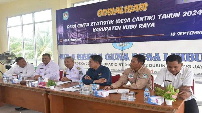 Pj Bupati kubu Raya Syarif Kamaruzaman saat hadiri Sosialisasi Desa Cantik di Aula Kantor Desa Limbung, Sungai Raya.