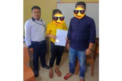 Penaseha Hukum R Nusafar foto bersama kliennya dan kades bahu, Badar abas. Sumber : ternate.tribunnews.com