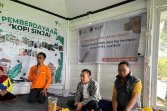 Kegiatan pelatihan pemasaran gula semut di Desa Arabika. Sumber: makassar.tribunnews.com.