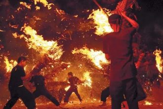 Keseruan Perang Obor Warga Desa Tegalsambi. Sumber: Alif.id
