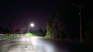 Kondisi lampu jalan Desa Koka banyak yang padam. Sumber: manado.tribunnews.com.