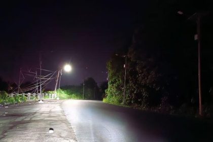 Kondisi lampu jalan Desa Koka banyak yang padam. Sumber: manado.tribunnews.com.