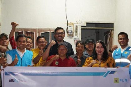 Wakil Ketua Komisi VII DPR RI Maman Abdurahman saat foto bersama didepan rumah warga usai peresmian listrik di Desa Idas, Kecamatan Noyan, Kabupaten Sanggau, Kalimantan Barat.