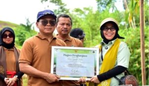 Penyerahan sertifikat 50 besar ADWI 2024 kepada Desa Wisata Bihe. Sumber: antaranews.com.