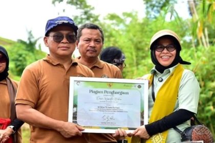 Penyerahan sertifikat 50 besar ADWI 2024 kepada Desa Wisata Bihe. Sumber: antaranews.com.