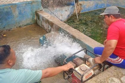 Proses membersihkan kolam air panas di Desa Beteleme. Sumber: www.sulselsatu.com.