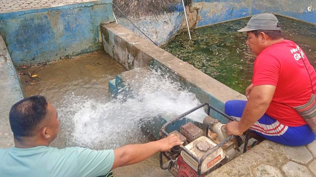 Proses membersihkan kolam air panas di Desa Beteleme. Sumber: www.sulselsatu.com.