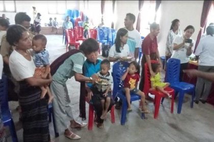 pemberian makanan tambahan untuk menekan stunting di Desa Riangrita. Sumber foto : Pos-Kupang
