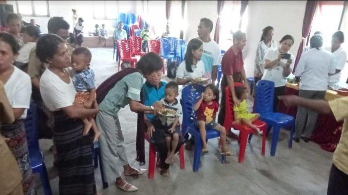 pemberian makanan tambahan untuk menekan stunting di Desa Riangrita. Sumber foto : Pos-Kupang