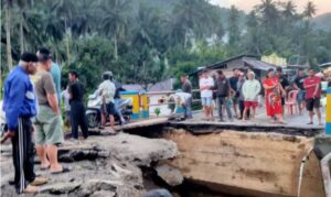 Jembatan di Desa Muntoi yang nyaris ambruk akibat banjir. Sumber: manadopost.jawapos.com.