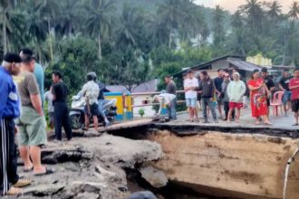 Jembatan di Desa Muntoi yang nyaris ambruk akibat banjir. Sumber: manadopost.jawapos.com.